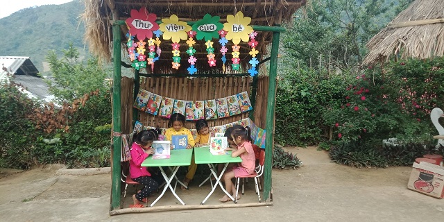 Hình ảnh các bé đang đọc sách